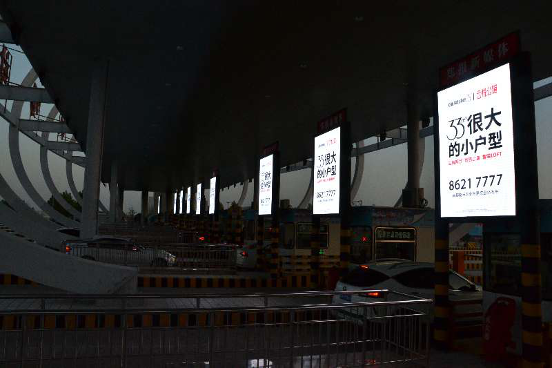 鄭州機(jī)場高速收費(fèi)站立柱LED廣告機(jī)2.png