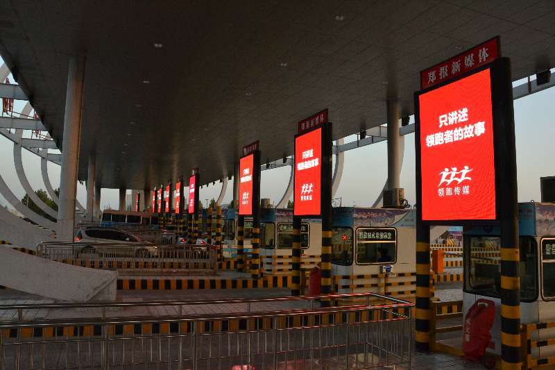 鄭州機(jī)場高速收費(fèi)站立柱LED廣告機(jī)3.png